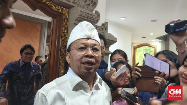 Gubernur Bali Wayan Koster akan membongkar lift kaca di Pantai Kelingking karena melanggar perizinan. Sebagai ganti, akan dibangun tangga alami.