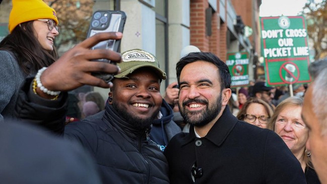 Wali Kota terpilih New York, Zohran Mamdani, akan dilantik pada 1 Januari 2026 setelah secara mengejutkan memenangkan pemilihan pemimpin kota tersebut.