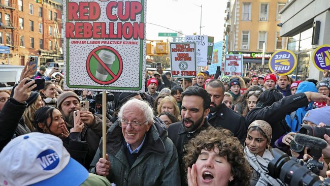 Wali Kota New York Zohran Mamdani ikut turun ke jalan bergabung dengan para pekerja Starbucks di Brooklyn yang berdemo pada Senin (1/12).