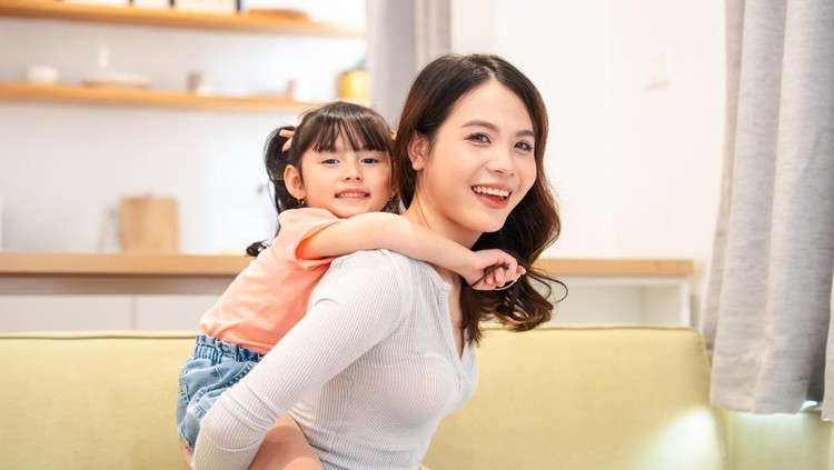 12 Aturan Parenting untuk Membesarkan Anak Bahagia & Percaya Diri