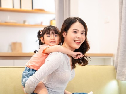 12 Aturan Parenting untuk Membesarkan Anak Bahagia & Percaya Diri