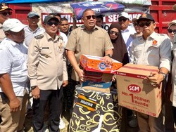 Andre Rosiade Kembali Serahkan Bantuan untuk Korban Banjir Bandang Sumbar