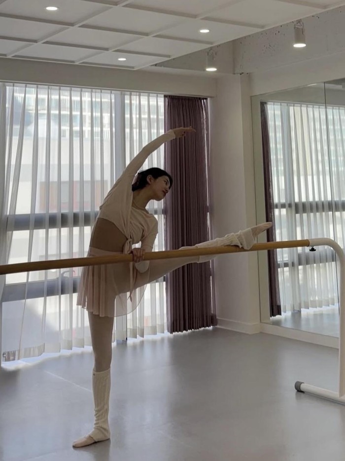 Ballet workout lebih pada bagian dari olahraga, hanya saja terinspirasi dari balet, bukan kelas balet sungguhan. Gerakannya disederhanakan, tidak menuntut teknik rumit, dan lebih fokus pada penguatan otot, postur, keseimbangan, serta fleksibilitas.