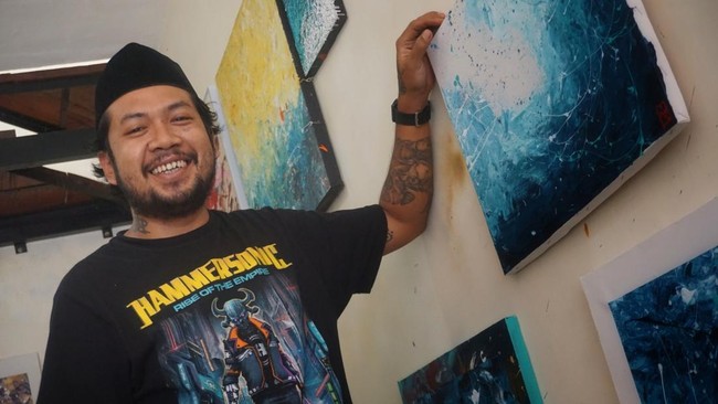 Seniman hingga warkop di Yogyakarta bergotong royong memberi makan dan sembako gratis bagi mahasiswa Sumatra yang terimbas bencana.