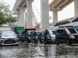 Jakarta Utara Diserbu Banjir Rob, Ini Bahaya Kendaraan kena Air Laut