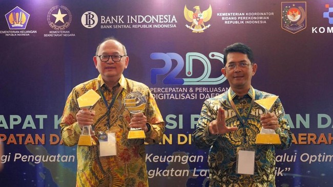 Bank Jatim raih penghargaan BPD Terbaik 2025 dan platinum rank ASRRAT 2025, Direktur Utama Winardi Legowo berkomitmen percepat transformasi digital daerah.