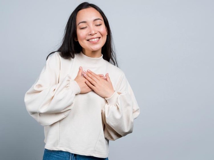 Ada banyak manfaat dari mempraktikkan rasa syukur, termasuk peningkatan kebahagiaan. Ini adalah kebiasaan yang direkomendasikan Sonja Lyubomirsky bagi mereka yang ingin merasa lebih bahagia dan lebih terhubung dengan orang lain.