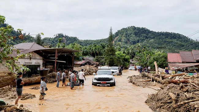 BNPB mencatat 810 korban tewas akibat banjir dan longsor di Aceh, Sumut, dan Sumbar hingga Rabu (3/12). Masih ada 612 orang hilang.