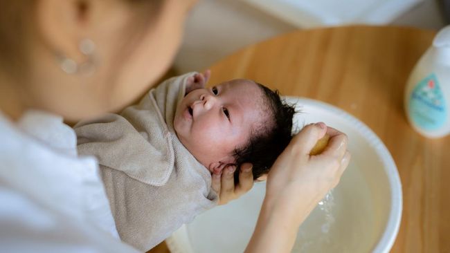 Kapan Bayi Boleh Mandi dengan Air Dingin, Bukan Hangat?