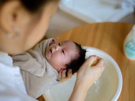 Kapan Bayi Boleh Mandi dengan Air Dingin, Bukan Hangat?