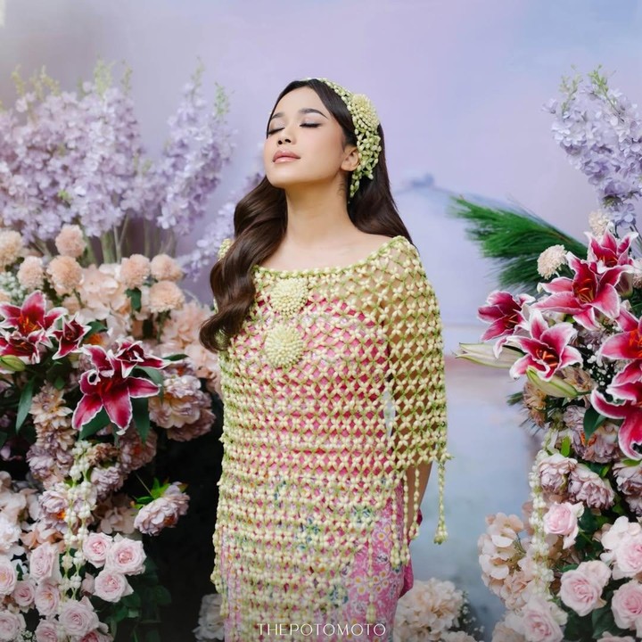 <p>Melalui unggahan di Instagram, Brisia membagikan momen sakral saat proses siraman. Dalam acara ini, Brisia terlihat mengenakan pakaian khas siraman dari adat Jawa yang dipenuhi hiasan bunga melati. "Dari acara siraman @brisiajodie96 &amp; @jonathan.alden_. Mencintai tanpa batas, dan tumbuh berdampingan, selalu," tulisnya di caption unggahan. (Foto: Instagram @brisiajodie96)</p>