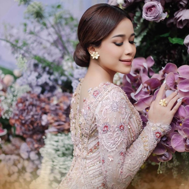 <p>Penyanyi Brisia Jodi resmi melepas masa lajangnya. Brisi mengikat janji dalam ikatan pernikahan dengan sang kekasih Jonathan Alden di Gereja Katedral pada hari ini, Rabu (3/12/25). (Foto: Instagram @brisiajodie96)</p>