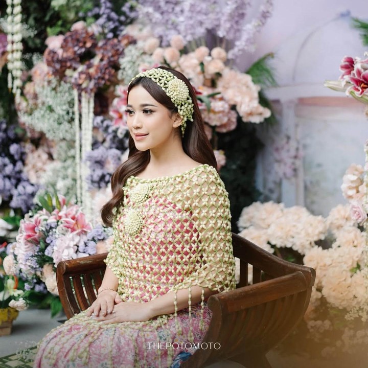 <p>Brisia menggelar serangkaian acara sebelum pemberkatan pernikahannya. Salah satunya adalah acara siraman atau upacara adat Jawa untuk calon pengantin dengan tujuan membersihkan dan menyucikan jiwa sebelum mengikat janji. (Foto: Instagram @brisiajodie96)</p>