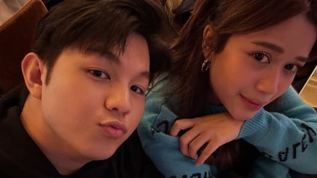 Brisia Jodie dan Jonathan Alden resmi menikah hari ini, Rabu (3/12), dengan pemberkatan berlangsung di Gereja Katedral Jakarta.