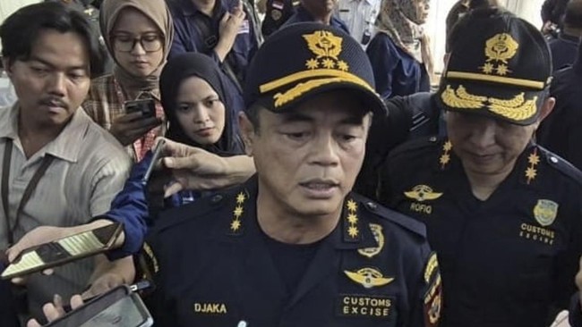 Direktur Jenderal Bea dan Cukai Djaka Budhi Utama mengungkapkan alasan ratusan ton beras impor bisa lolos di Pelabuhan Sabang dan Pelabuhan Batam.