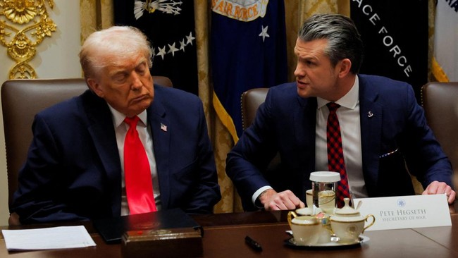 Presiden Amerika Serikat Donald Trump tampak tertidur saat para menteri menyampaikan informasi soal pekerjaan mereka dalam rapat kabinet pada Selasa (2/12).