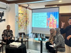 Perjuangan Fajri Teman Netra, Pernah Diragukan tapi Mampu Raih Gelar Master