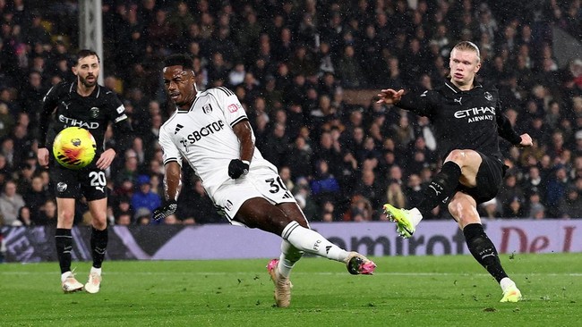 Striker Manchester City, Erling Haaland menorehkan rekor baru sebagai pemain tercepat yang mencetak 100 gol di Premier League.