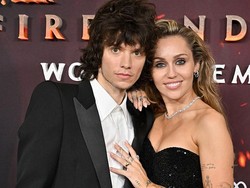 Detail Cincin Pertunangan Miley Cyrus, Emas Tebal Bertakhta Berlian Besar