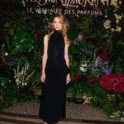 Get The Look: Outfit Kondangan Elegan Pakai LBD Ala Pemain Stranger Things Natalia Dyer