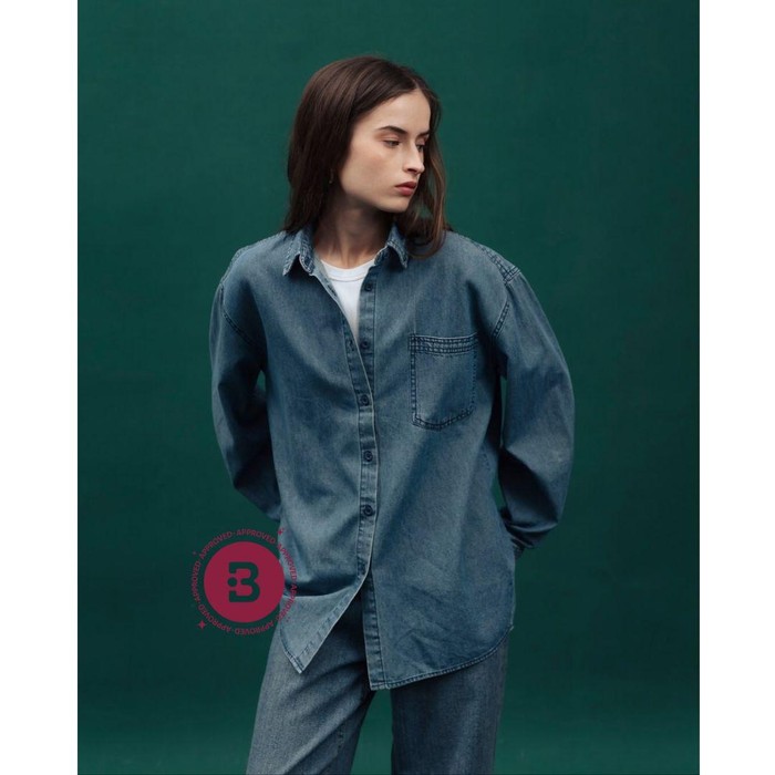 Harlow Denim Shirt dari brand lokal Nueta ini hadir dalam potongan oversize, open button, dan kerah klasik. Bahannya terbuat dari 100 persen denim cotton.