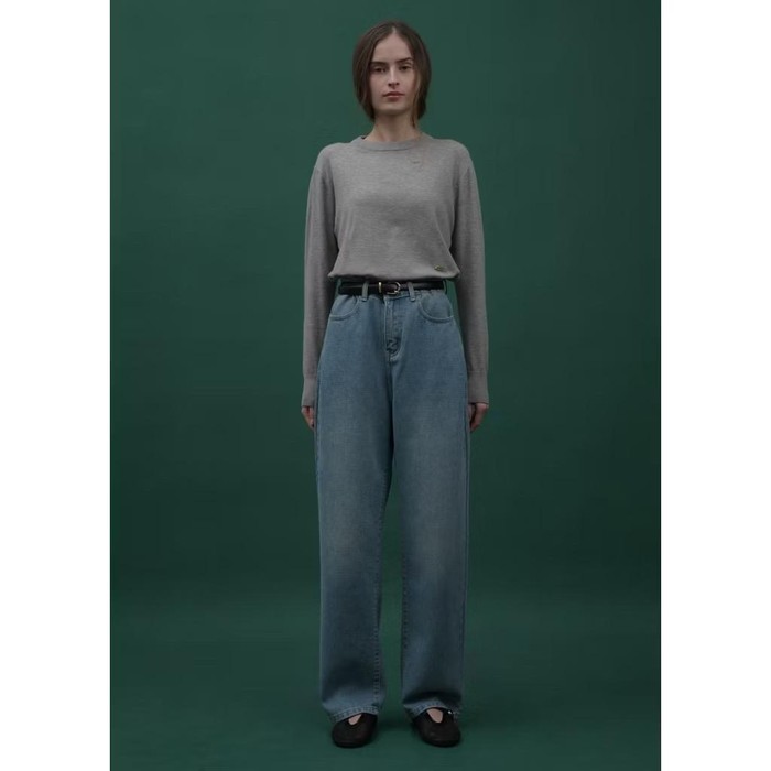 Harlow Straight Jeans Highwaist dari Nueta terbuat dari 100 persen high quality denim cotton. Model hightwaist straight dan loose cut jeans memberikan ilusi kaki lebih jenjang dan ramping.