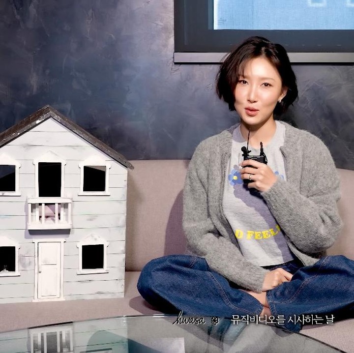 <p>"Ini sangat cantik," pujinya, usai melihat transformasi pada rambutnya. Setelah debut dalam video klip <em>Good Goodbye</em>, rambut indahnya menjadi ramai diperbincangkan. Banyak penggemar yang terinspirasi dengan gaya rambut pendek Hwasa. (Foto: YouTube HWASA)</p>