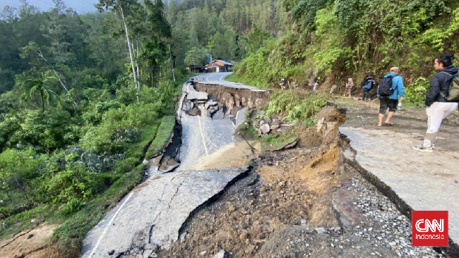 Banjir bandang di Aceh merusak 77.049 rumah, mengakibatkan 660.642 warga mengungsi. Korban tewas mencapai 753, dengan 650 orang masih hilang.