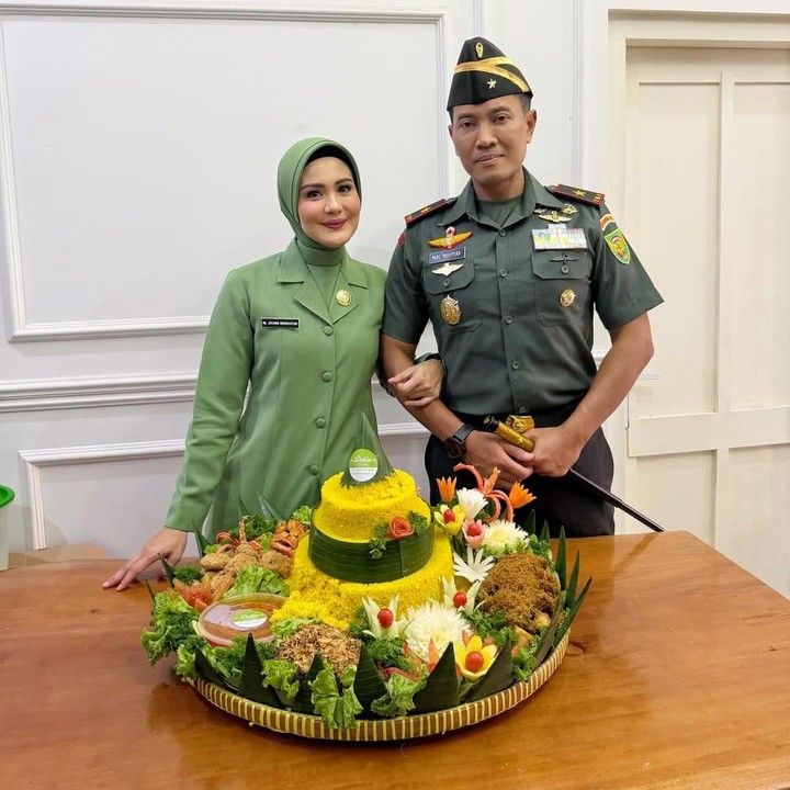 <p>Artis Juliana Moechtar sudah lama tak terlihat di layar kaca karena kesibukan barunya selama beberapa tahun belakangan. Sejak resmi menikah lagi dengan anggota TNI, Nur Wahyudi, Juliana disibukkan dengan aktivitasnya sebagai Ibu Persit. (Foto: Instagram @julianamoechtar)</p>