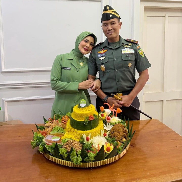<p>Juliana Moechtar resmi menikah dengan Brigadir Jendral TNI Nur Wahyudi pada 27 Mei 2022. Setelah menikah, Juliana memang memutuskan rehat dari dunia hiburan untuk mendampingi sang suami dan menjalankan tugas sebagai Ibu Persit. Juliana saat ini diketahui menjabat sebagai Ketua Persit Kartika Chandra Kirana Cabang Koorcab Rem 045 PD II/SWJ. (Foto: Instagram @julianamoechtar)</p>