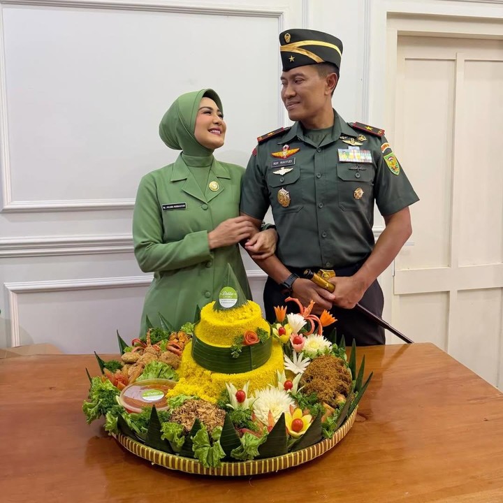 <p>Juliana terlihat begitu bahagia dan bangga dengan pencapaian yang berhasil diraih suaminya hingga bisa naik pangkat. Perempuan 36 tahun ini secara khusus mengucapkan selamat untuk sang suami melalui unggahan di Instagram. "<em>Alhamdulillah</em> ya Allah. Selamat ya syg," tulis Juliana. (Foto: Instagram @julianamoechtar)</p>