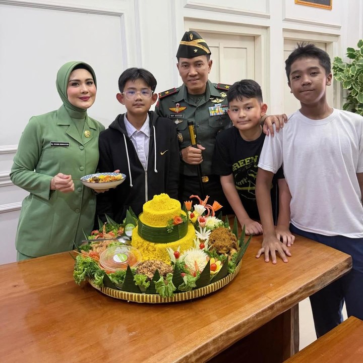 <p>Melalui unggahan di Instagram, Juliana mem-posting foto bersama sang suami dan anak-anak mereka. Dalam foto ini, tampaknya Juliana dan keluarga tengah merayakan kenaikan pangkat Brigadir Jendral TNI Nur Wahyudi dengan mengadakan acara kumpul bersama. (Foto: Instagram @julianamoechtar)</p>
