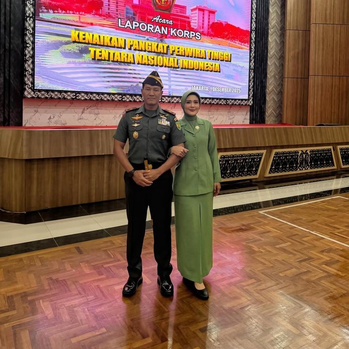 <p>Baru-baru ini, Juliana membagikan momen saat mendampingi sang suami yang kembali naik pangkat, Bunda. Suami Juliana kini menyandang pangkat Brigadir Jendral TNI Nur Wahyudi, S.E., M.H., M.I.Pol. Dalam unggahan di Instagram @persitkoorcabrem045gaya, suami Juliana diketahui menjabat sebagai Komanda Korem 045 Garuda Jaya. (Foto: Instagram @julianamoechtar)</p>