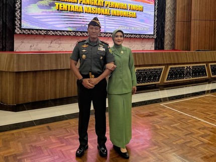 Juliana Moechtar Dampingi Suami yang Kembali Naik Pangkat, Intip Potret Kehangatan Keluarganya