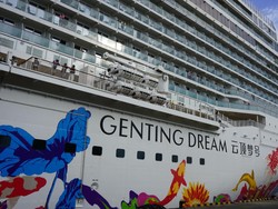 Kapal Pesiar Genting Dream Sandar di Benoa lalu ke Celukan Bawang