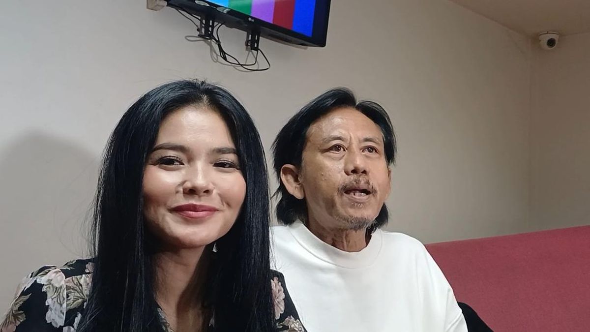 Karina Ranau Nangis di Depan Keranda Epy Kusnandar