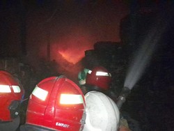 Gudang Barang Pecah Belah di Asemrowo Terbakar, 16 Damkar Diterjunkan