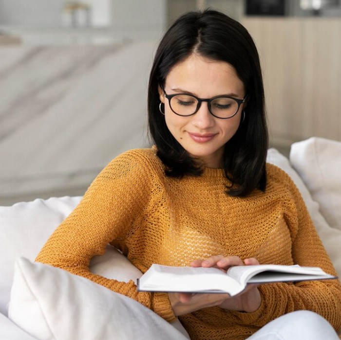 Kebiasaan menjaga otak jadi kunci hidup sehat. Membaca buku jadi salah satu cara untuk mencegah demensia/Foto: freepik.com/freepik