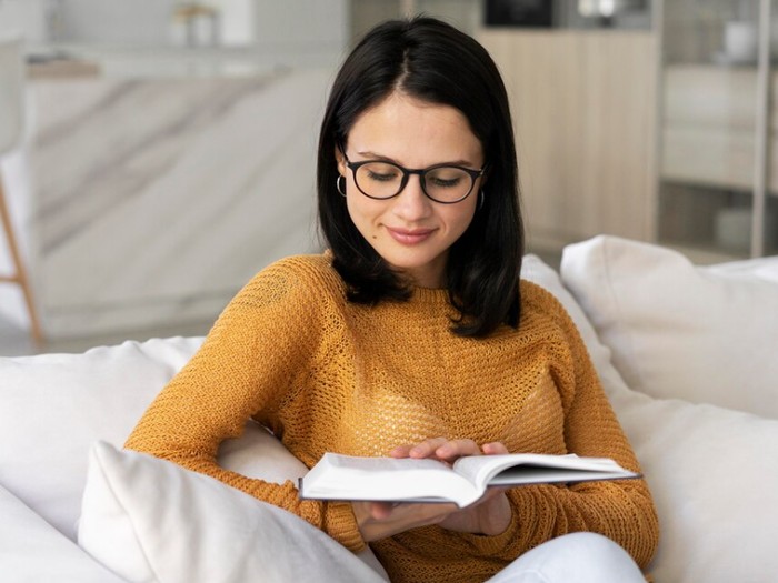 Kebiasaan menjaga otak jadi kunci hidup sehat. Membaca buku jadi salah satu cara untuk mencegah demensia/Foto: freepik.com/freepik