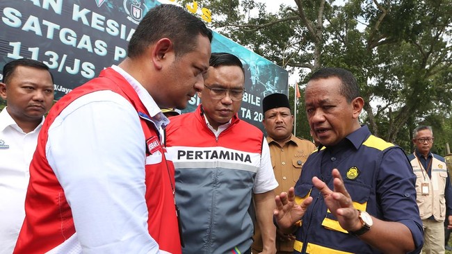 Menteri ESDM Bahlil Lahadalia mengumumkan relaksasi aturan barcode untuk pembelian BBM di Aceh, Sumbar, dan Sumut demi percepat pelayanan masyarakat.
