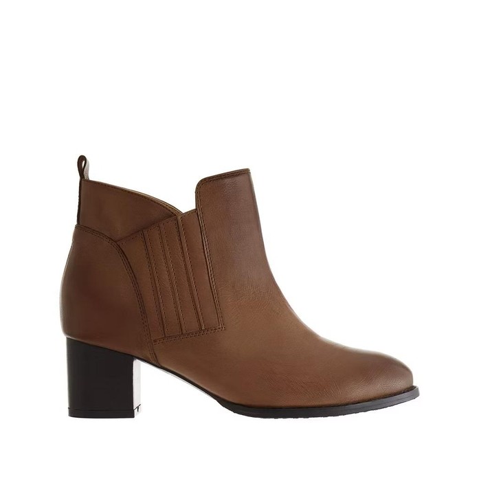Ankle boots dari brand Andre Valentino ini hadir dengan desain yang minimalis tapi elegan. Ujung sepatu berbentuk membulat almond (almond toe) yang memberikan keseimbangan antara formal dan kasual. Heels ini dilengkapi hak dengan tinggi 6 cm.