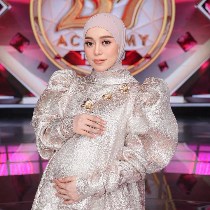 <p>Lesti Kejora mengumumkan kehamilan ketiganya pada Oktober lalu, Bunda. Meski tengah hamil, Lesti masih aktif melakukan aktivitas. Pelantun lagu Kejora ini masih sering tampil di panggung dan layar kaca. Belakangan, Lesti dan sang suami bahkan sibuk menjalankan bisnis baru di bidang perawatan kecantikan. (Foto: Instagram @lestikejora)</p>