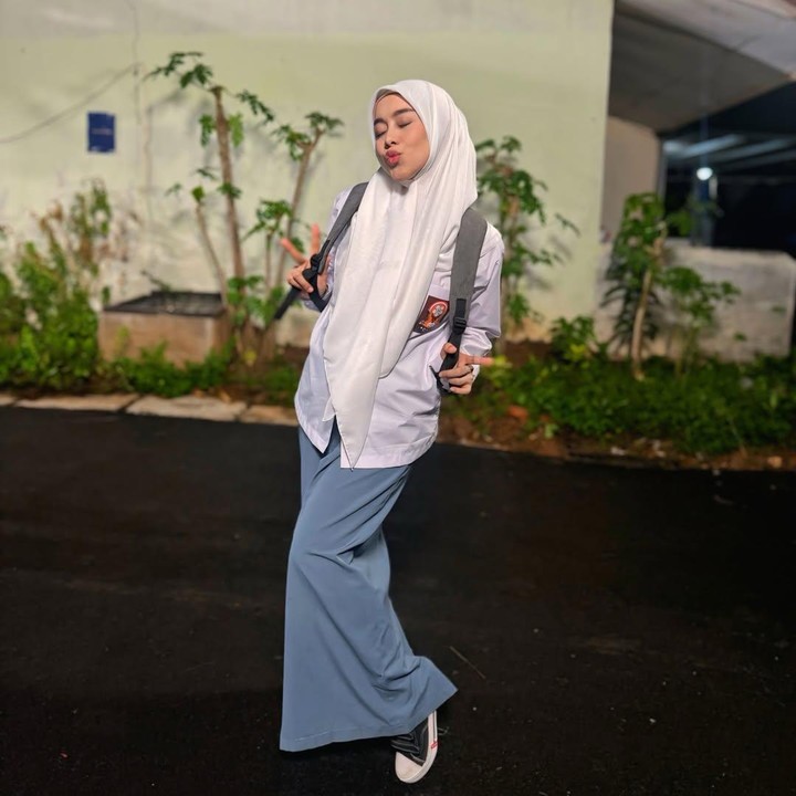 <p>Melalui unggahan di Instagram, Lesti mem-<em>posting</em> beberapa fotonya saat memakai seragam SMA. Dalam foto, Lesti mengenakan seragam dengan jilbab panjang menutupi bagian <em>baby bump.</em> Gaya berbusana istri Rizky Billar ini membuatnya terlihat seperti sedang tidak hamil.</p>