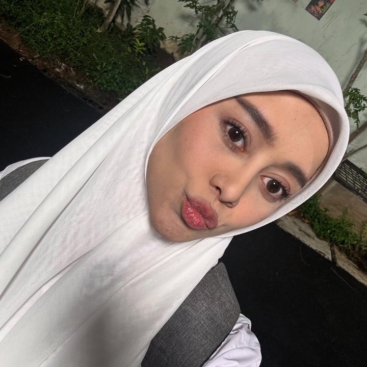 <p>Lesti tidak menyertakan tulisan apa pun dalam <em>caption</em>-nya. Ia hanya menyematkan emoji wajah yang melemparkan hati, yang bermakna positif, serta emoji tangan hati yang sering digunakan untuk mengekspresikan rasa cinta. Perempuan 26 tahun ini juga menuliskan <em>hastag</em> #AllahummaBaarik yang berarti doa memohon keberkahan.</p>