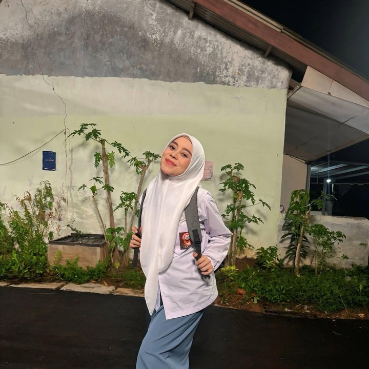 <p>Postingan Lesti ini banyak menuai komentar positif dari netizen, Bunda. Beberapa di antaranya memuji penampilan Lesti yang semakin awet muda, cantik, dan mirip ABG. "<em>MasyaAllah</em>, masih cocok bun jadi ank SMA...," tulis akun @se***. "Masih kalah anak gadis ini mah,, cantik banget," ungkap @ra***.</p>