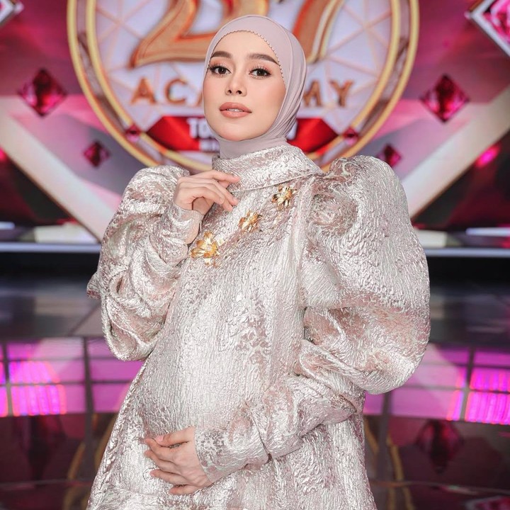 <p>Penyanyi dangdut Lesti Kejora tengah menjalani kehamilan ketiga. Di usia kehamilam yang sudah memasuki trimester ketiiga, penampilan Lesti makin mencuri perhatian publik. Baru-baru ini, Lesti&nbsp;memamerkan gaya berbusananya yang unik saat hamil.</p>