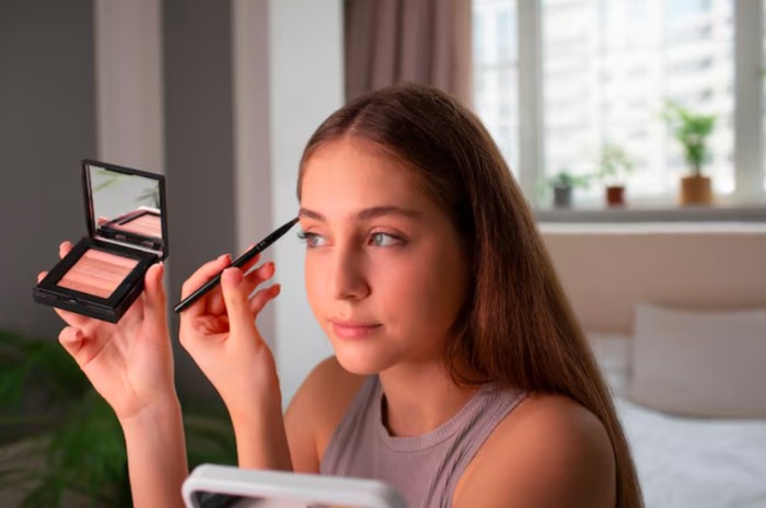 Makeup eyeshadow soft gradient untuk medium visual/Foto: freepik.com/freepik