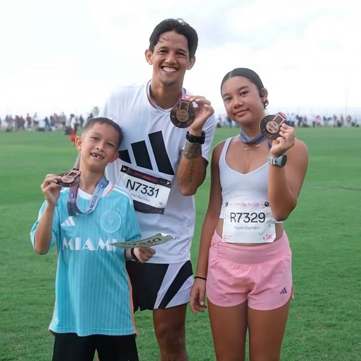 <p>Irfan juga menuturkan bahwa momen berlari bersama Kenji menjadi pengalaman yang sangat berkesan baginya. Sementara itu, Kiyomi berhasil memecahkan rekornya sendiri, Bunda. "Berlari bersama Kenji sungguh istimewa. Saya bisa melihat perjuangannya, rasa sakitnya, tetapi juga pola pikir dan mentalitasnya untuk terus maju dan pantang menyerah. Tapi tentu saja ada juga Kiyomi. Saya sangat bangga padanya. Karena dia berhasil memecahkan rekornya sendiri dan benar-benar memecahkannya. Dia berlari 3 menit lebih cepat dari rekor sebelumnya," tuturnya. (Foto: Instagram @ibachdim)</p>