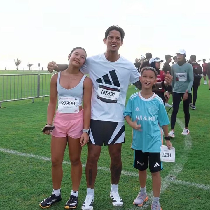 <p>Irfan pun sering memamerkan momen kebersamaannya dengan anak-anaknya lewat beberapa unggahannya di media sosial. Baru-baru ini, ia berpartisipasi dalam sebuah lomba marathon bersama kedua anaknya. (Foto: Instagram @ibachdim)</p>