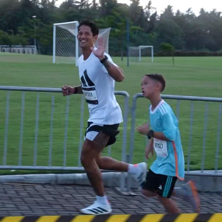 <p>Irfan mengajak Kiyomi dan Kenji untuk pertama kalinya mengikuti lomba marathon dengan jarak yang sama, yakni 5 kilometer. Ia menjelaskan bahwa kedua anaknya memiliki target masing-masing, namun kali ini ia memilih untuk mendampingi Kenji. "Pertama kali berlomba di jarak yang sama dengan <em>@kiyomisuebachdim</em> &amp; <em>@kenjizizoubachdim</em>. Keduanya punya target, yaitu memecahkan rekor mereka sendiri. Kami semua memutuskan bahwa saya akan menjadi pelari pendamping Kenji," tulis Irfan menilik dari <em>caption</em>-nya di Instagram. (Foto: Instagram @ibachdim)</p>